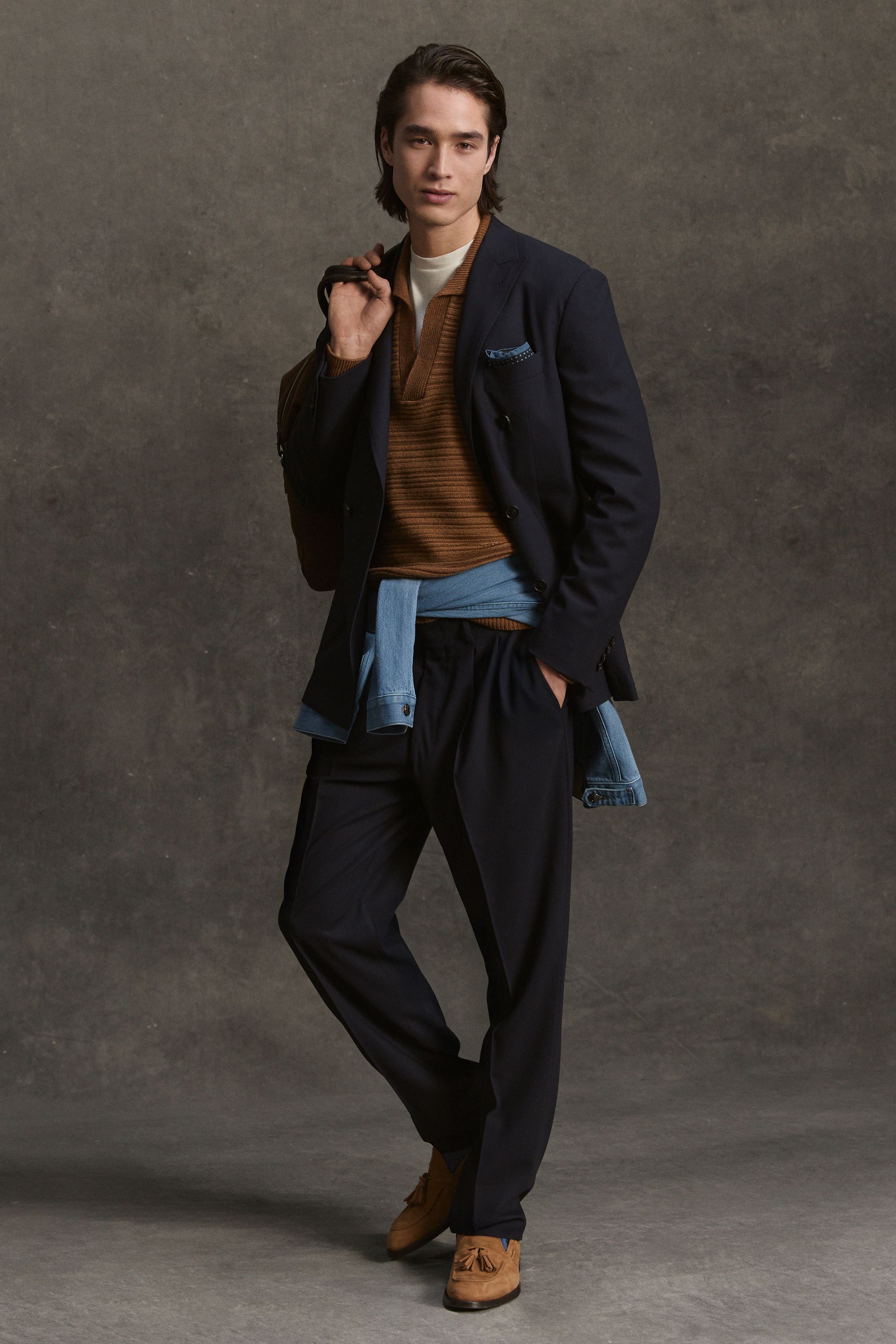 Canali 26FW 继续以“可穿的优雅”定义现代意大利男装。柔软大衣、针织内搭与轻结构西装在暖驼、深棕与午夜蓝中展开，强调城市绅士的实用美学。系列弱化正式与休闲的界限，通过层次与材质完成日常—商务的自然过渡。Canali 并不追逐戏剧化表达，而是以稳定、可信的设计语言，为成熟男性提供长期衣橱解决方案-顽石频道趋势研究